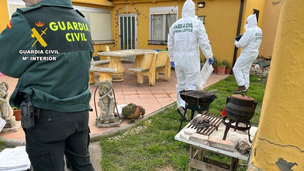 La Guardia Civil en el domicilio donde se produjo la agresión sexual y el secuestro