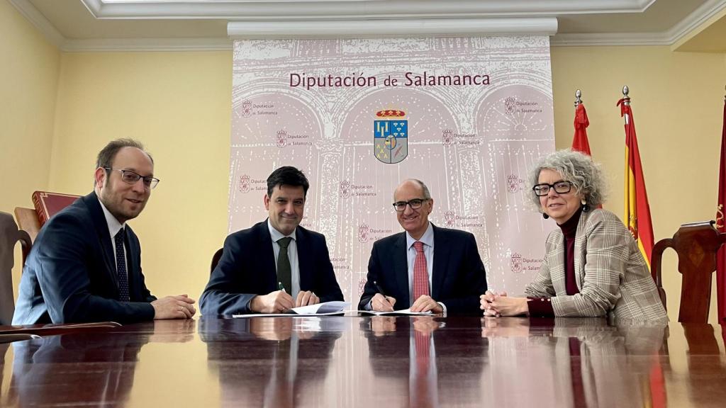 Elpresidente de la Diputación, Javier Iglesias, junto a los representantes de Unicaja, Manuel Rubio, director de Banca Comercial de Castilla y León Sur, y Cristina Sánchez, gestora de Negocio Institucional de Castilla y León, y el diputado de Economía, Marcos Iglesias