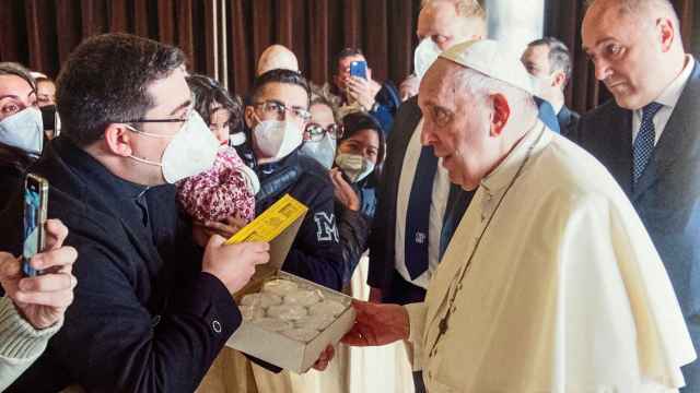 El Papa Francisco recibiendo los mantecados de Portillo