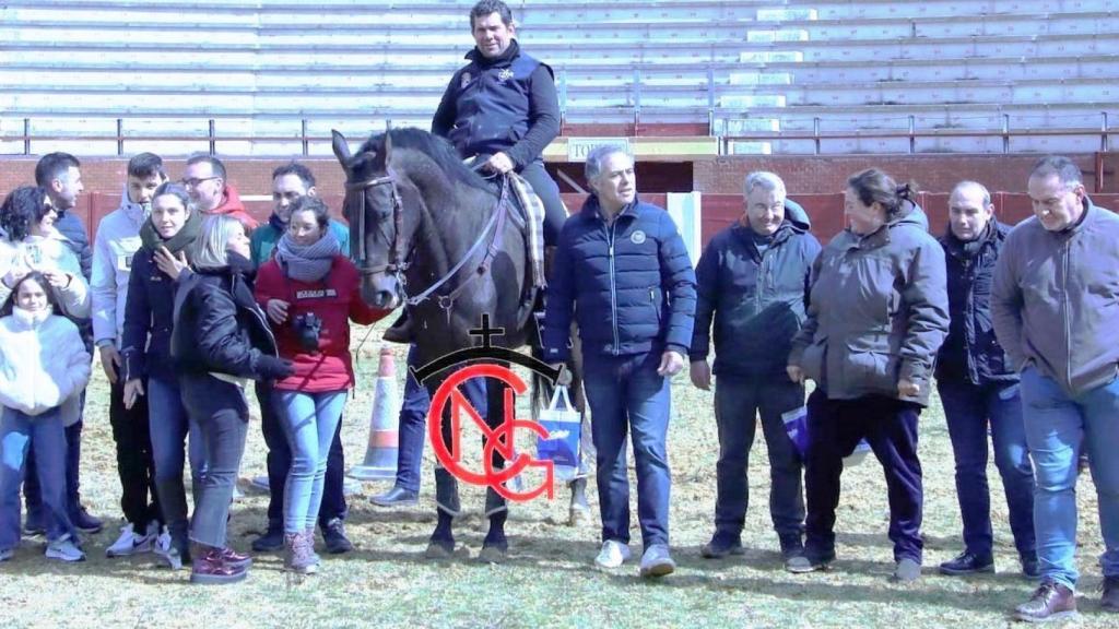 Algunos socios de “El Tranco” en la foto de familia junto al jinete profesional Mario Sánchez