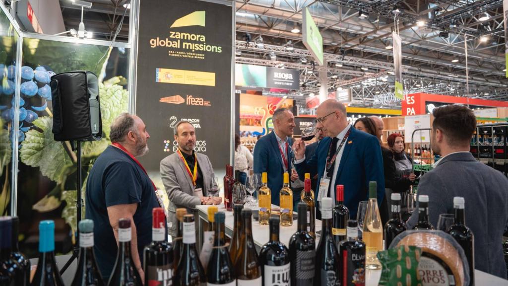 El vicepresidente cuarto y diputado de Desarrollo Económico, Alimentos de Zamora e Ifeza, Emilio Fernández Martínez, y el director del ente ferial, Sergio de Fuentes Román, en la feria Prowine