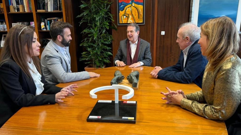 El primer teniente de alcalde de Zamora, David Gago; la concejala de Juventud, Educación y Patrimonio, Sara de la Higuera; el alcalde de Vigo, Abel Caballero