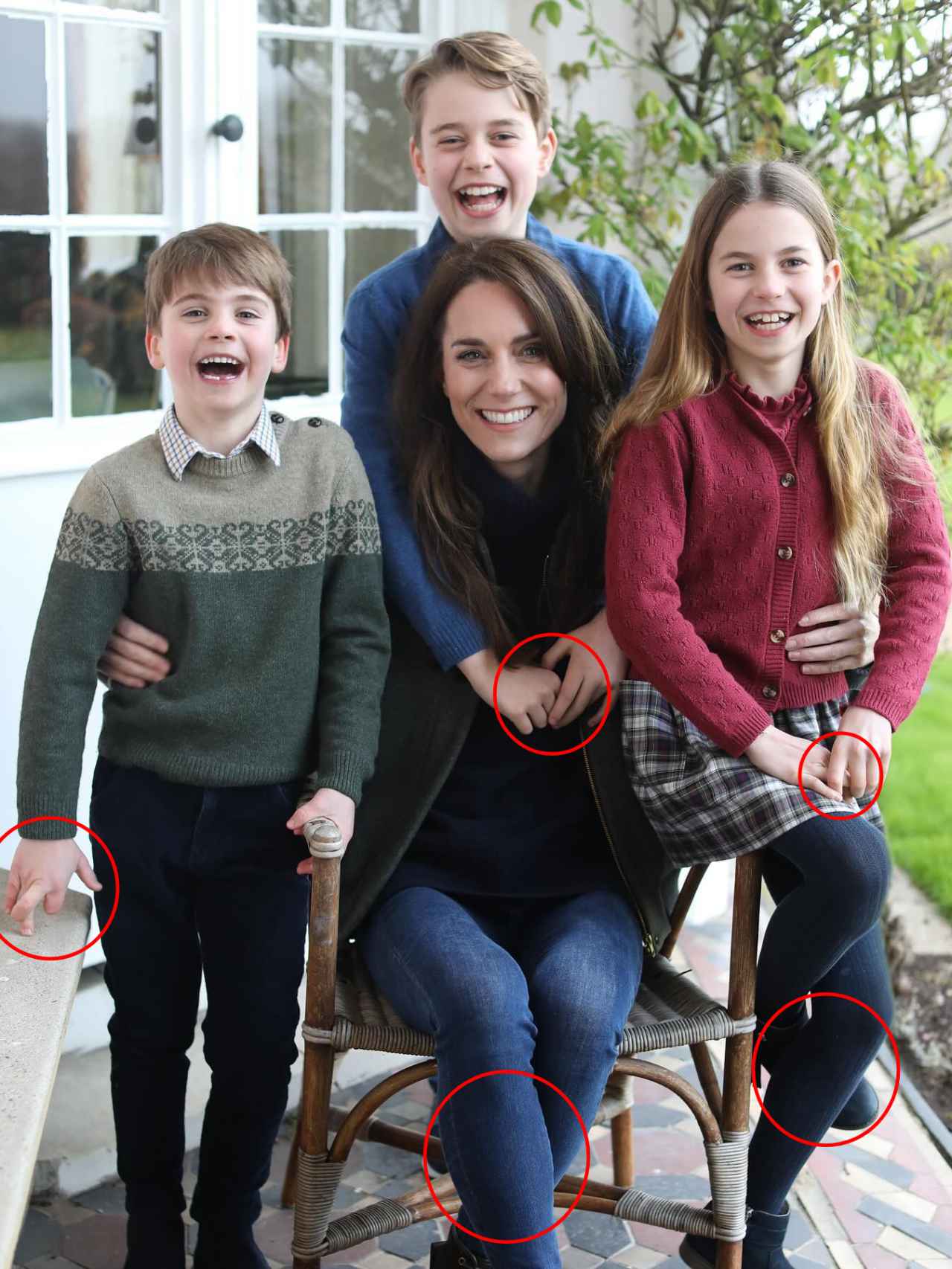 La princesa de Gales junto a sus hijos en la imagen que ha admitido haber retocado ella misma.