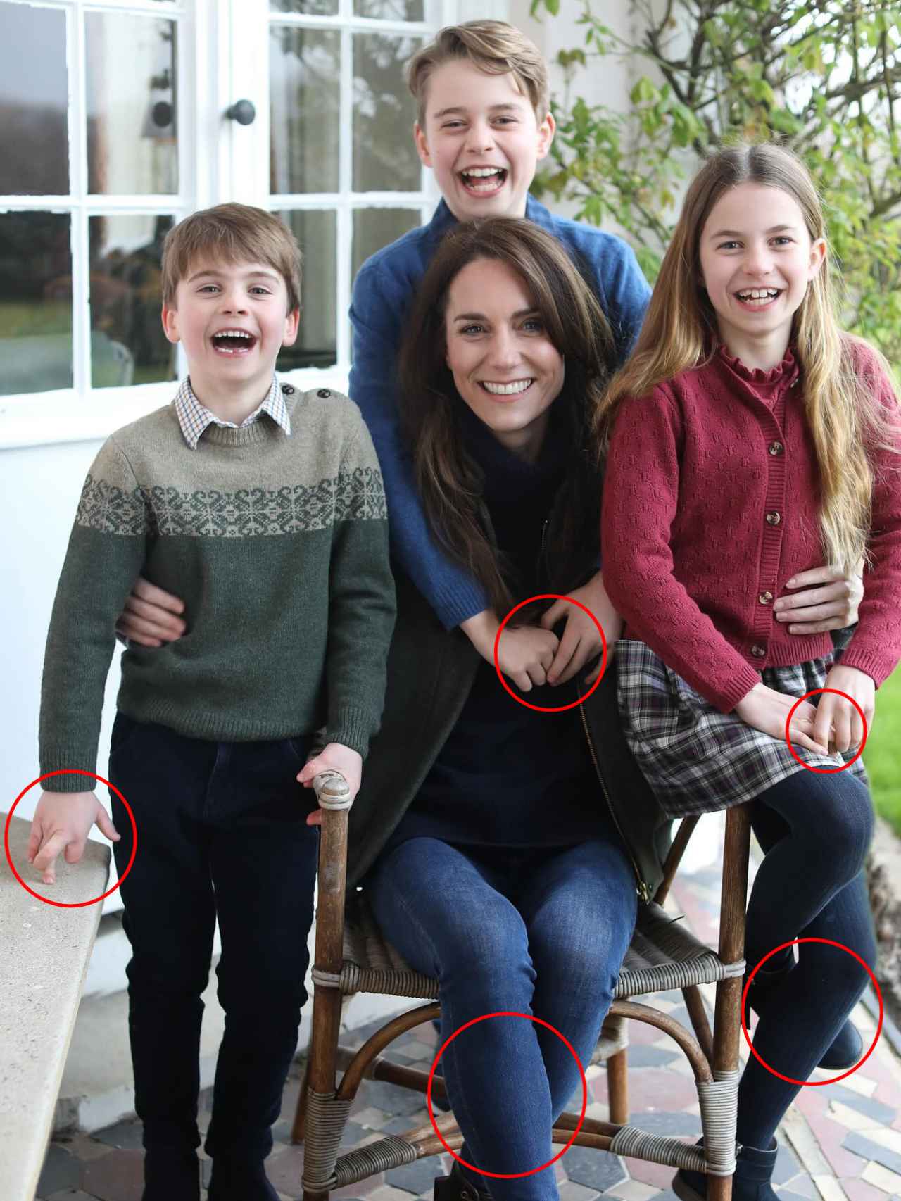 En rojo, el gesto de cruzar dedos o piernas que repiten Kate Middleton y sus tres hijos.