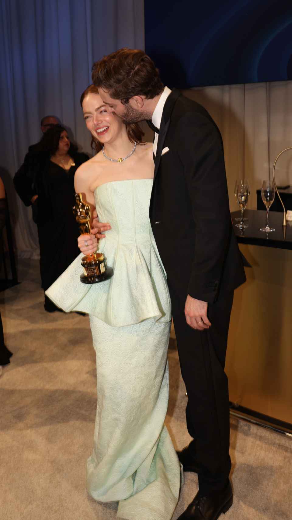 Emma Stone junto a su pareja tras ganar el Oscar.