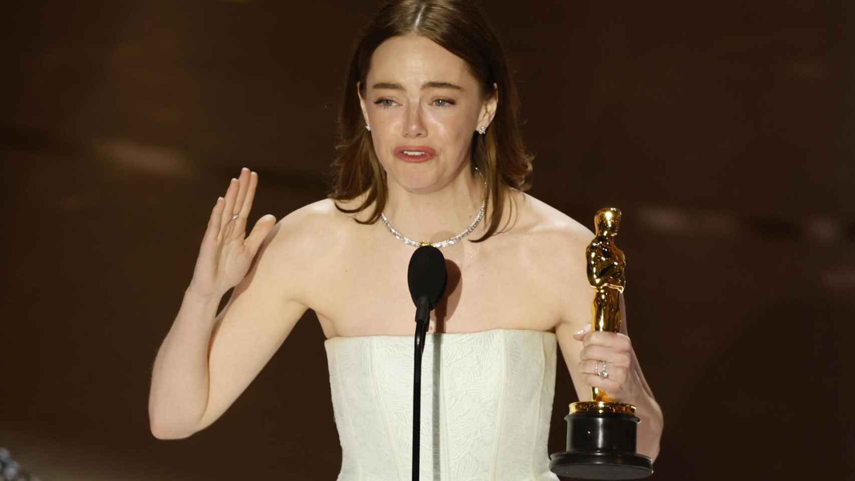 Emma Stone se emociona durante su discurso en los Oscar 2024.