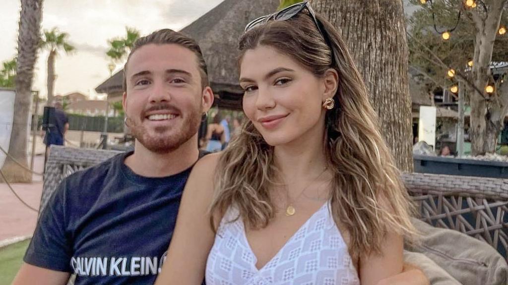 Ana Arévalo, la nieta de Paco Arévalo, junto a su pareja sentimental, Darío Ángel, en una imagen de sus redes sociales.