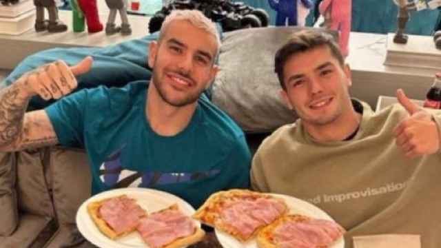 Theo Hernández y Brahim comienzo pizza con jamón de york.