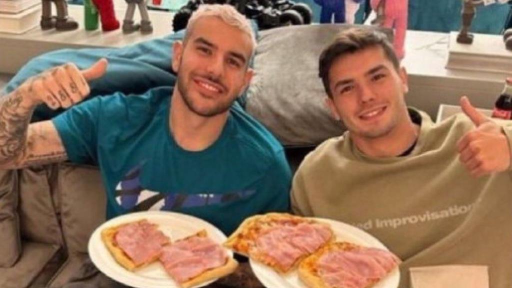 Theo Hernández y Brahim comienzo pizza con jamón de york.