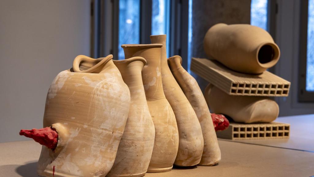 'Familia', 2015, y, detrás, 'Sin título', 2009. Foto: Pau Fabregat