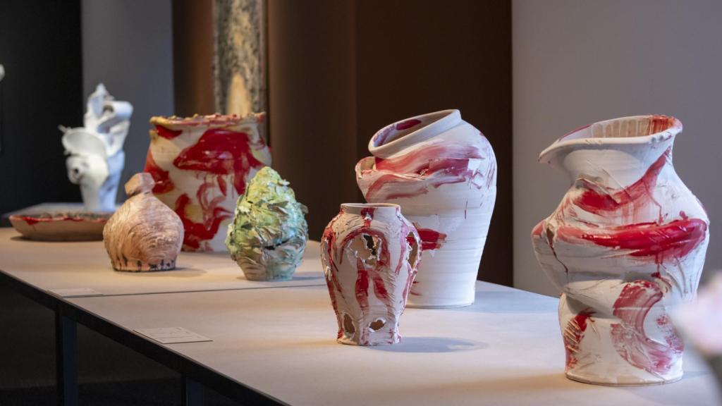 Vista de la exposición en La Pedrera con 'Peixos de brega', 2019, y 'Peixos vermells', 2019