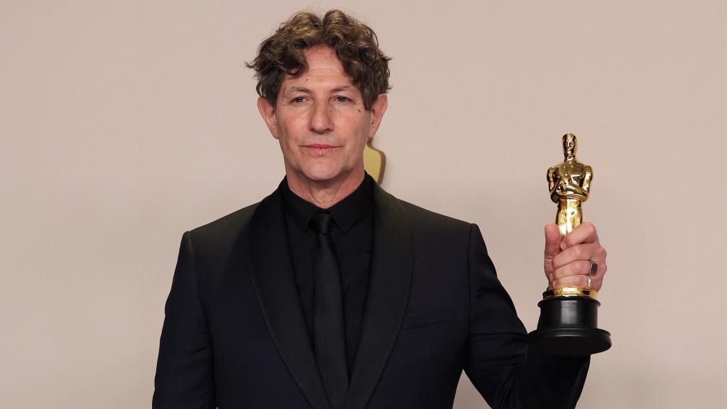 Jonathan Glazer posa con el Oscar a mejor película internacional. Foto: Reuters