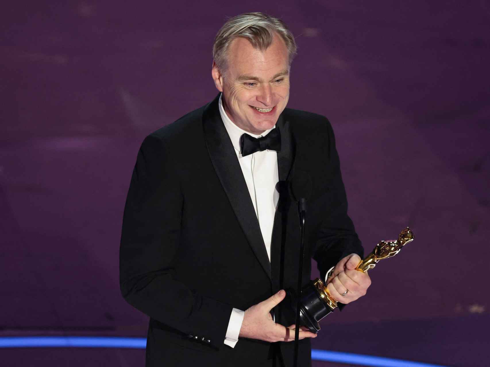 Christopher Nolan, con el Oscar al mejor director. Foto: REUTERS/Mike Blake