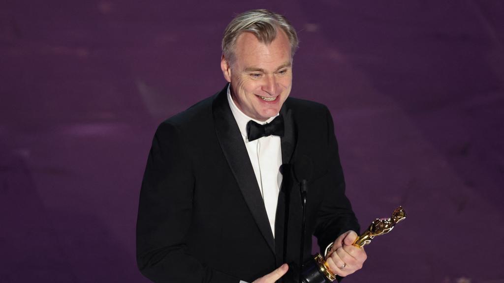 Christopher Nolan, con el Oscar para el mejor director.