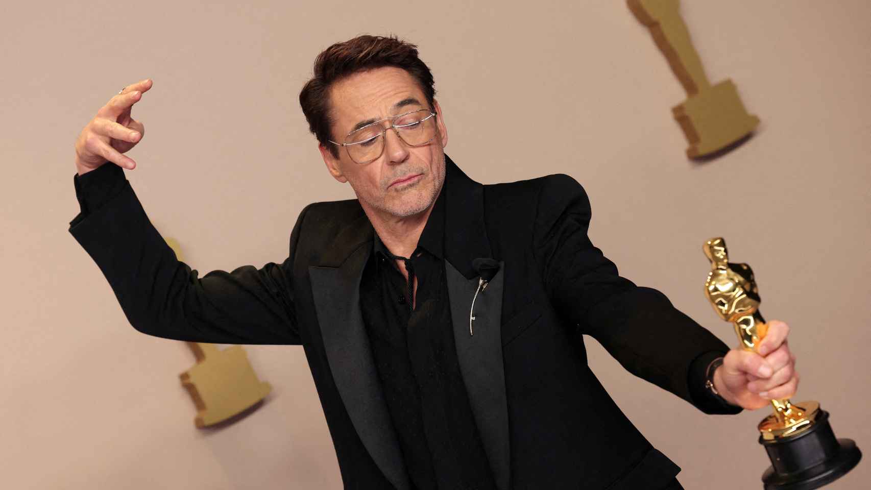 Robert Downey Jr. posa con su Oscar a mejor actor de reparto. Foto: Reuters