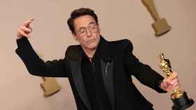 Robert Downey Jr. posa con su Oscar a mejor actor de reparto. Foto: Reuters