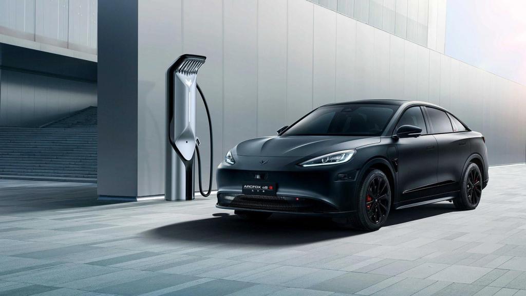 El Arcfox Alpha-S, el primer coche creado por BAIC en colaboración con Huawei