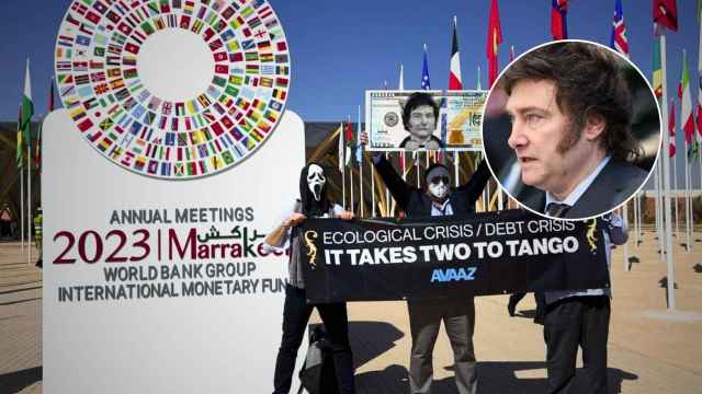 Montaje del presidente y una protesta ecologista organizada en la cumbre del FMI en Marrakech en octubre de 2023.