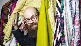 Tristán Ramírez posa entre prendas en el espacio Caleido Fashion Lab.
