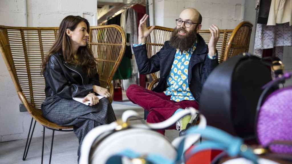 Tristán Ramírez entrevistado por la periodista Ana de Santos en el espacio Caleido Fashion Lab.
