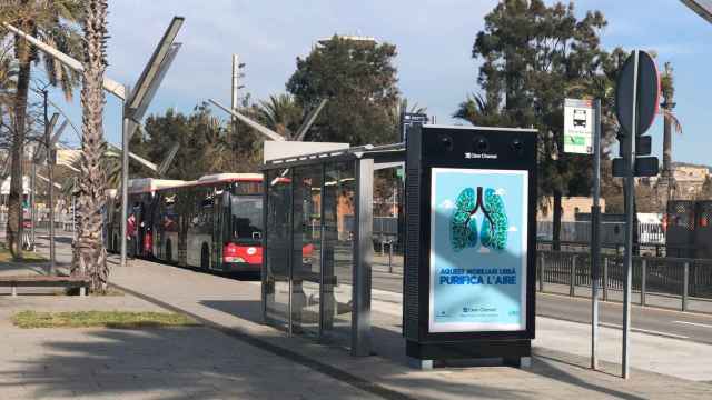 Marquesina del transporte urbano de Barcelona que incorpora la tecnología de UAP que ahora se está desarrollando también para instalarse en las estaciones de Cercanías de Renfe.