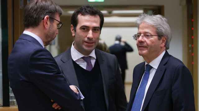 El ministro de Economía, Carlos Cuerpo, y el comisario de Asuntos Económicos, Paolo Gentiloni, durante el Eurogrupo de este lunes en Bruselas