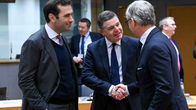 El ministro de Economía, Carlos Cuerpo, y el presidente del Eurogrupo, Paschal Donohoe, durante la reunión de este lunes en Bruselas
