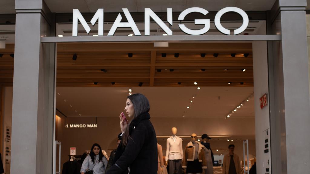 Entrada de la tienda de ropa Mango en el Paseo de Gracia en Barcelona