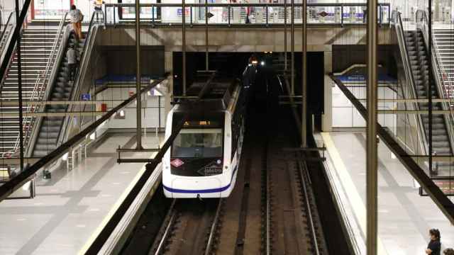 Foto de archivo de un metro entra por la estación de la línea 6 del intercambiador de Moncloa, en Madrid