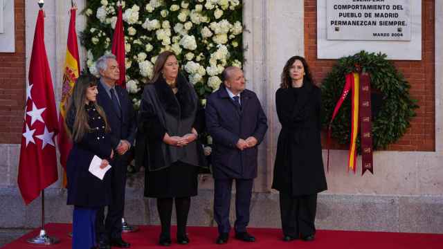 La presidenta de la Comunidad de Madrid, el alcalde de la ciudad y representantes de las asociaciones de víctimas.