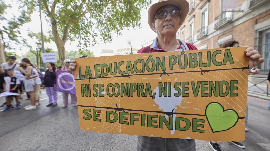 Varias personas protestan durante una marcha por la educación pública entre Neptuno y Cibeles, a 9 de septiembre de 2023.