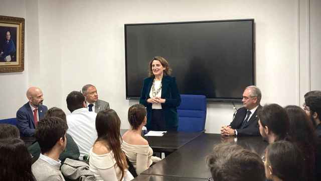 La vicepresidenta tercera, Teresa Ribera, durante el encuentro con alumnos de la Universidad de Málaga.