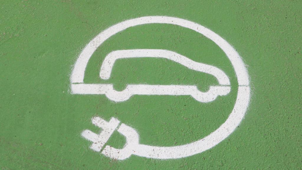 Señal en el suelo que comunica la existencia de una plaza para recarga de coche eléctrico.