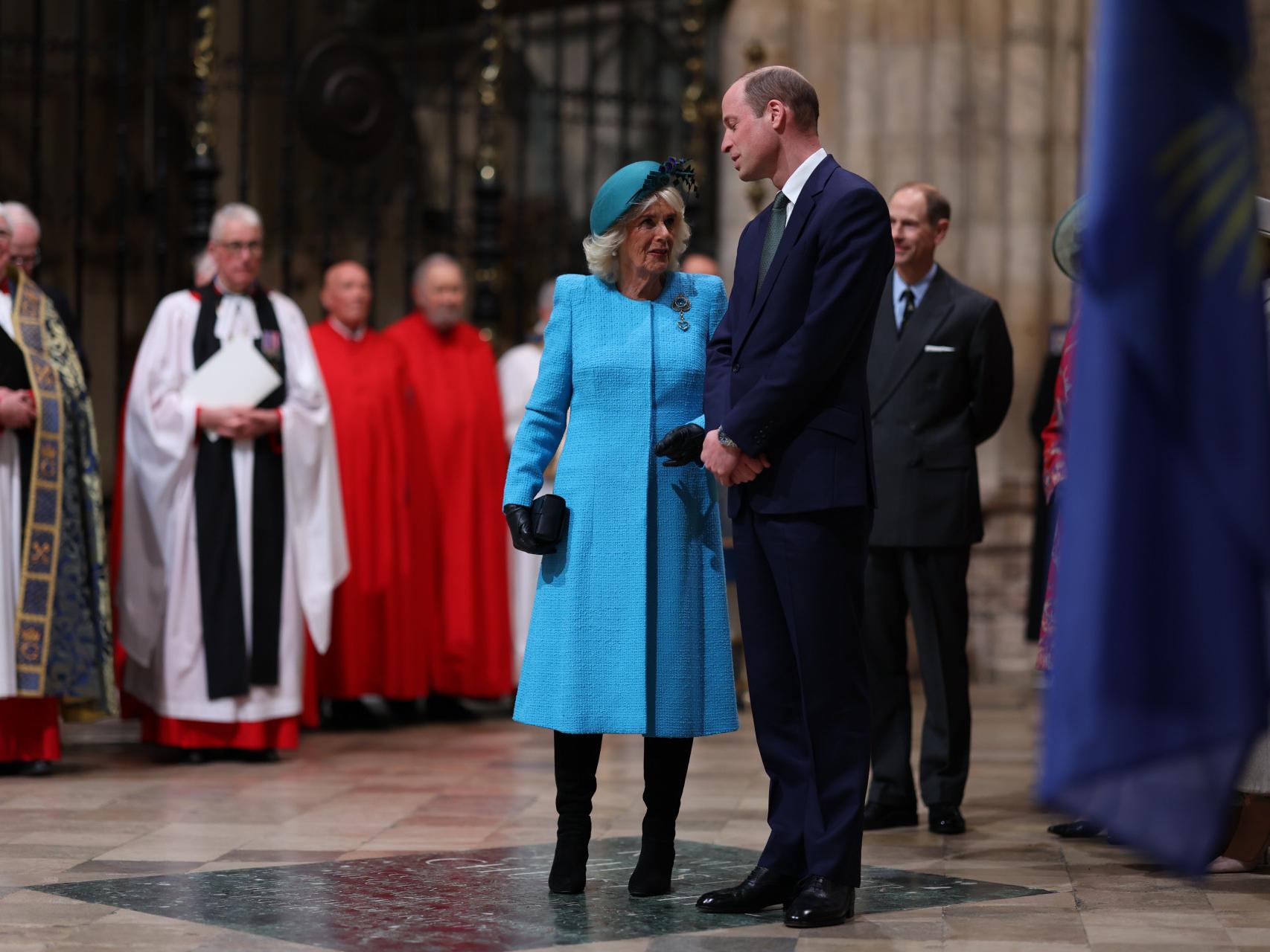 El príncipe Guillermo, junto a la reina Camila, en la Abadía de Westminster.