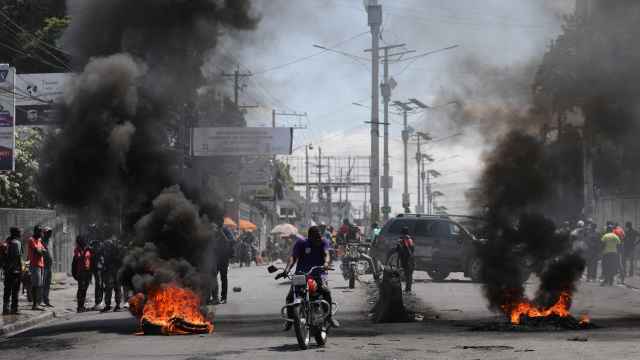 Varios neumáticos incendiados bloquean el paso en una calle de Puerto Príncipe, el jueves pasado.