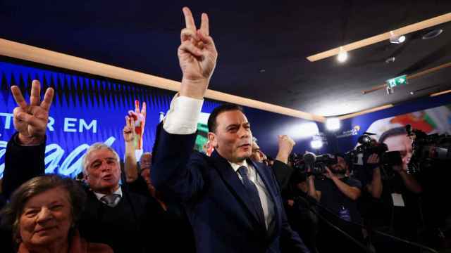 Luís Montenegro celebra los resultados en la noche electoral.