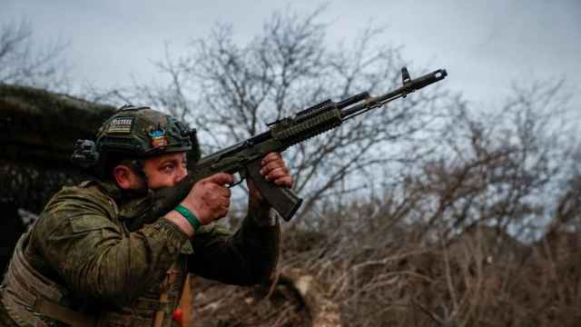 Un militar ucraniano porta un AK-74 en la línea de frente en Bakhmut.