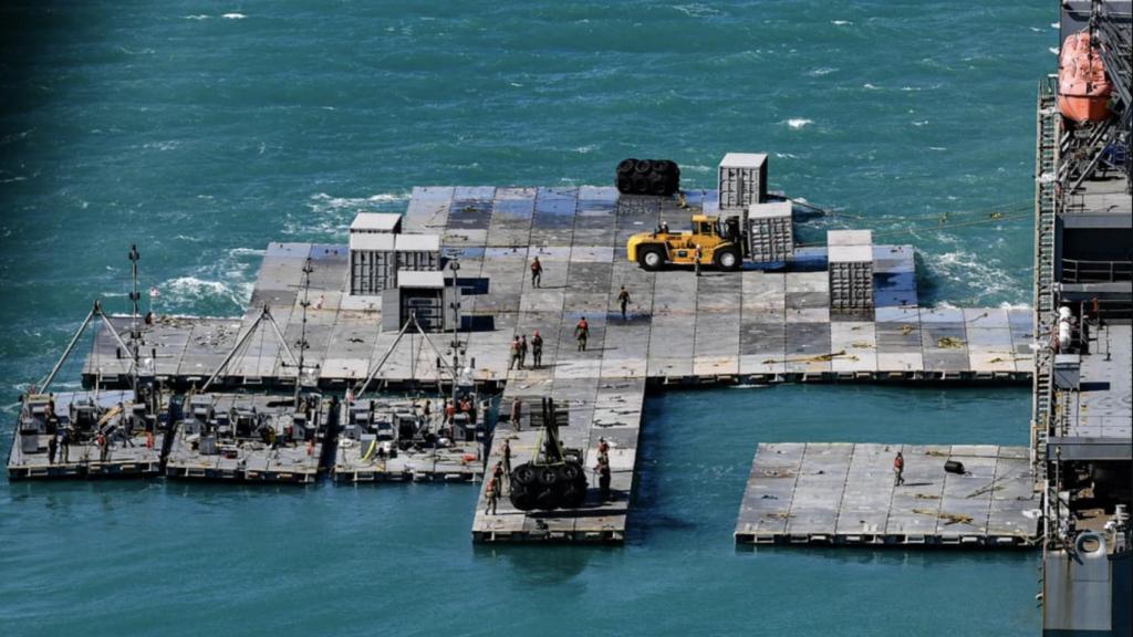 Armada de EEUU construyendo plataforma flotante en unas maniobras.