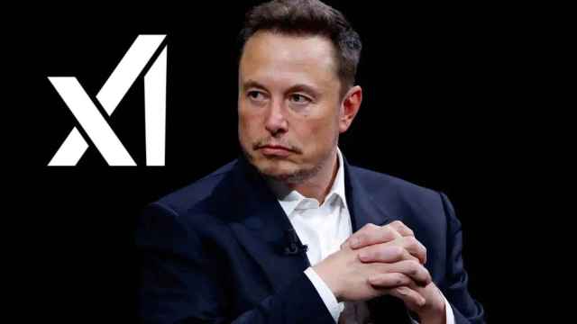 Montaje de Elon Musk junto con el logo de xAI.