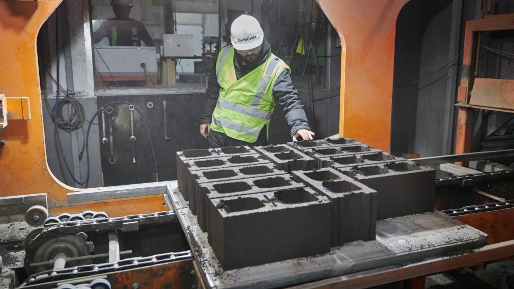Un momento del proceso de fabricación de los bloques de CarbiCrete