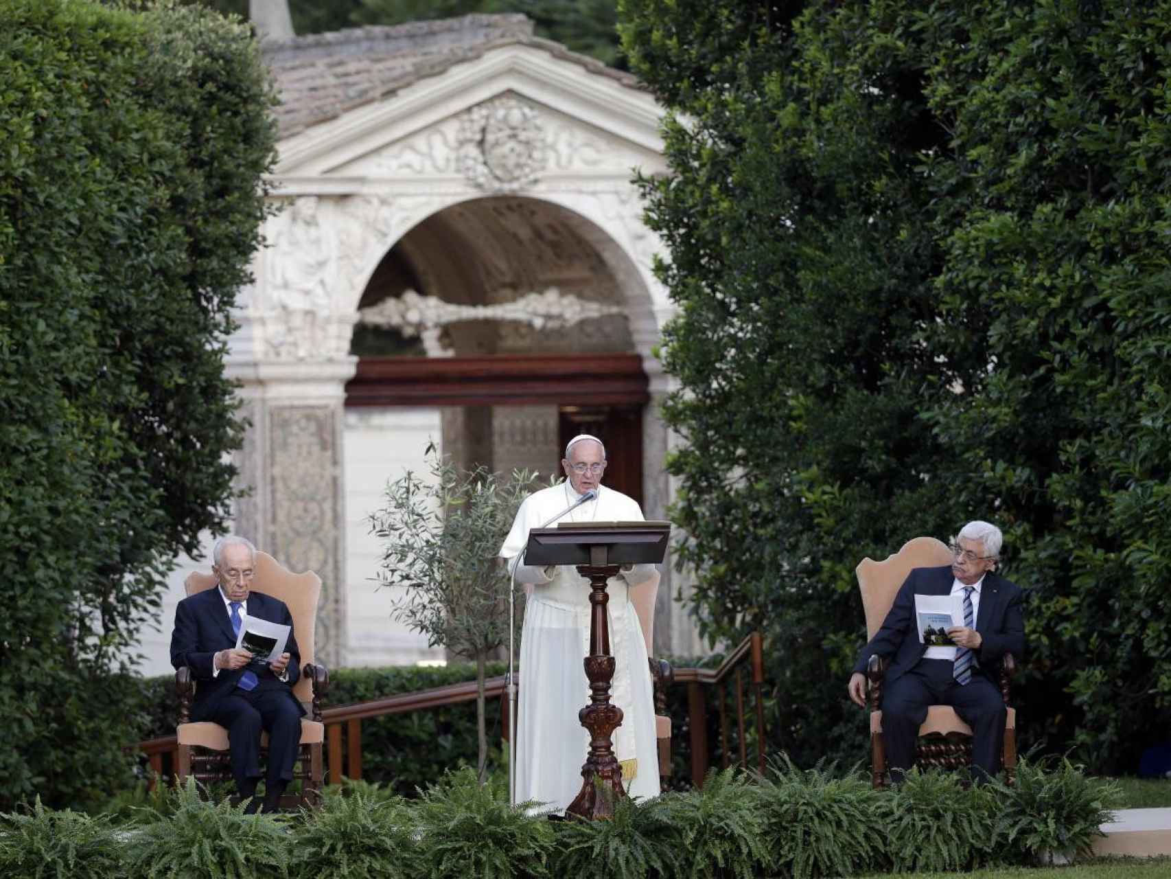El papa en los jardines del Vaticano.