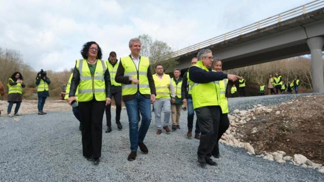 Alfonso Rueda visita las obras de ampliación de la AG-59