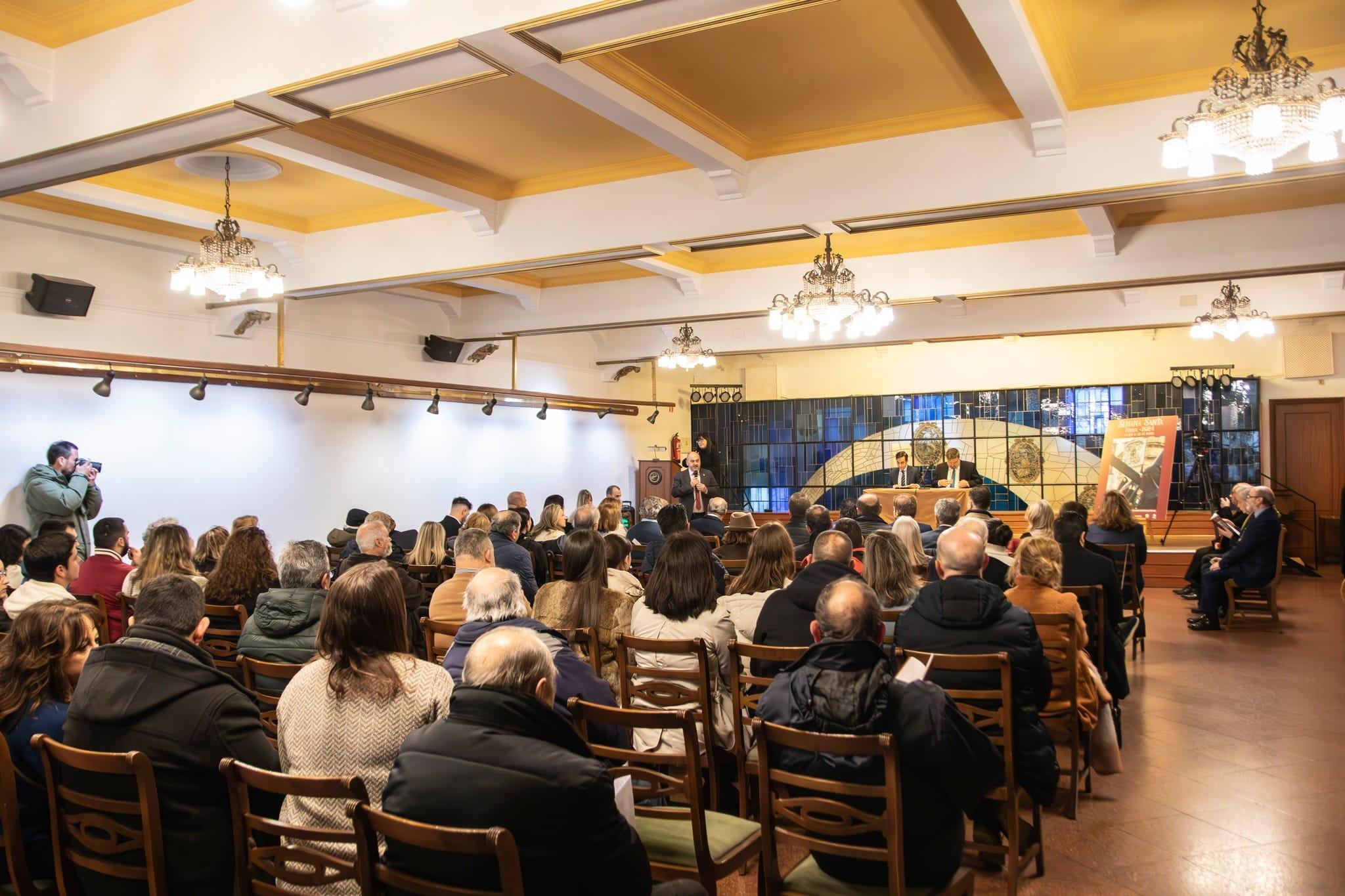 El procesionario se presentó este pasado sábado en el Casino Ferrolano.    Fuente: Junta General de Cofradías y Hermandades de Ferrol 