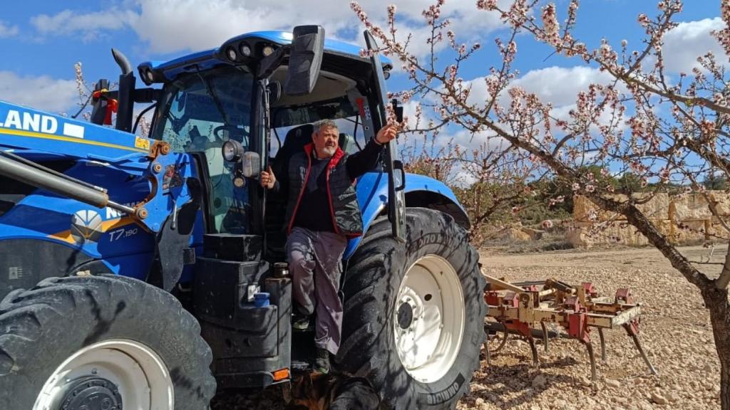 Paco Abellán, este lunes, comprobando sus almendros ecológicos en Jumilla.