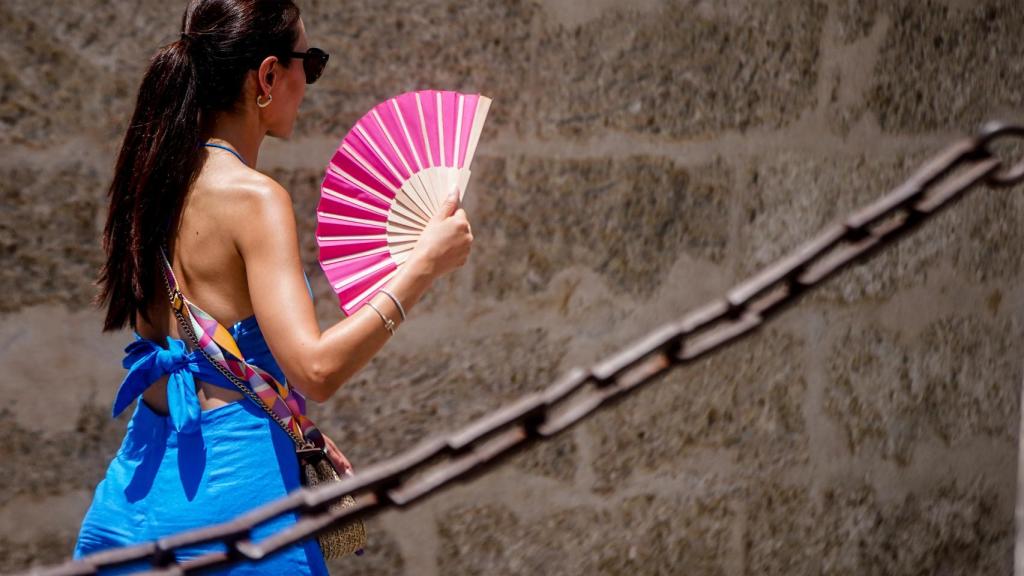 Imagen de archivo de una mujer abanicándose en el entorno de la Catedral.