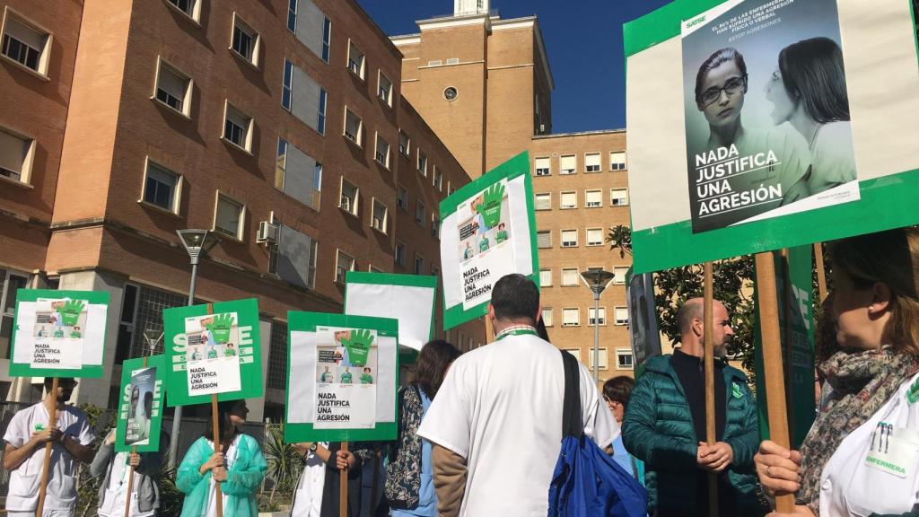 Concentración en el Virgen del Rocío como respuesta a la agresión a un profesional médico.