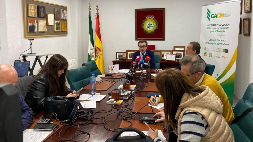 Los doctores Jorge Fernández Parra y Gaspar Garrote durante la rueda de prensa.