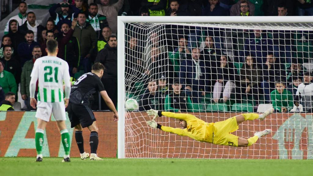 Así marcó Petkovic el penalti que le dio al Dinamo Zagreb la victoria en Sevilla.
