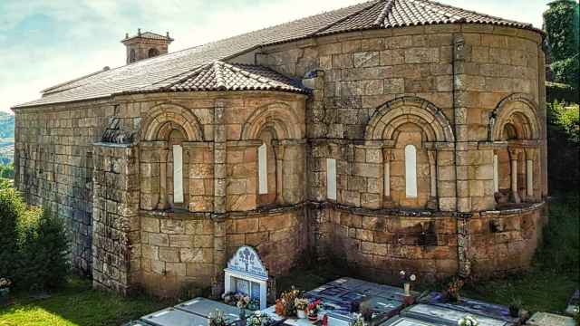 Iglesia de San Salvador de Camanzo, Vila de Cruces.