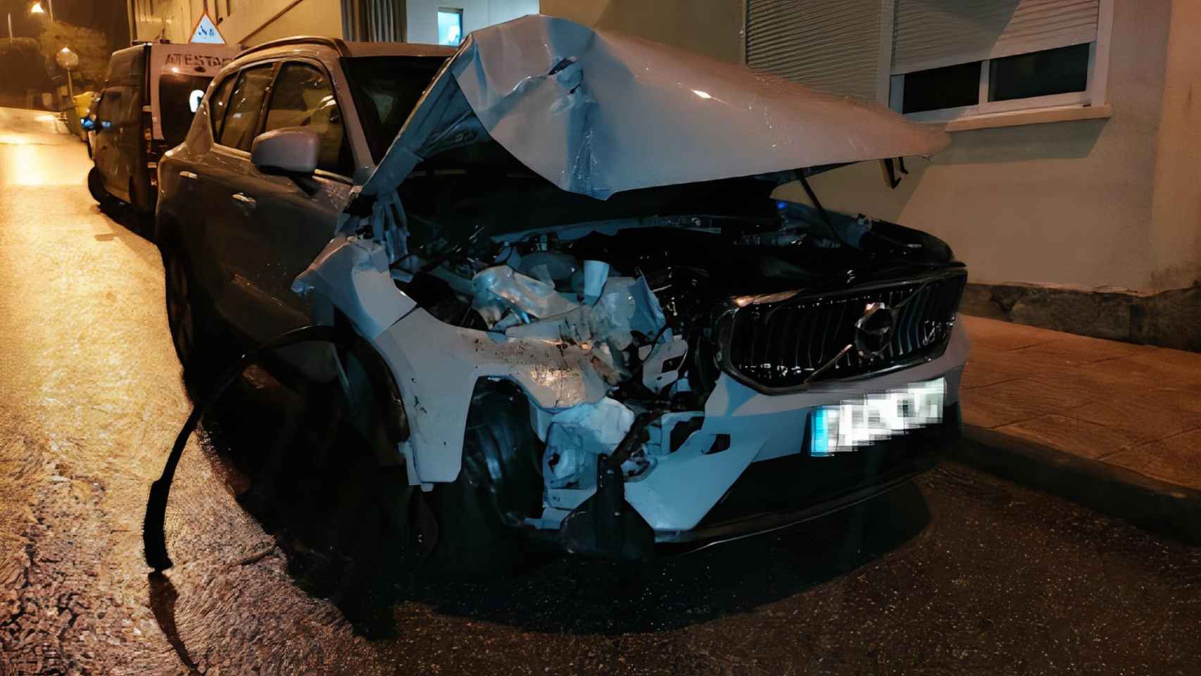 Coche accidentado en la carretera de Clara Campoamor.